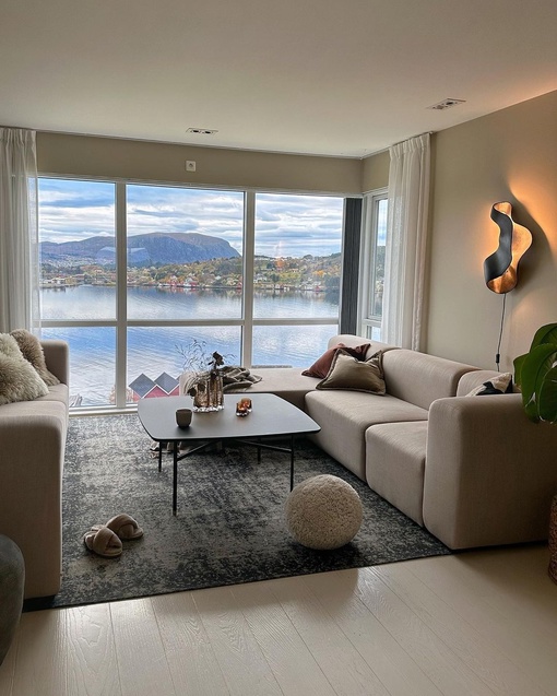 Нам очень нравится сочетание тепла и холода в интерьере этой финской квартиры с шикарным видом из панорамных окон, а также контраст между «мягкими» и чуть более твердыми материалами, такими как дерево и бетон.